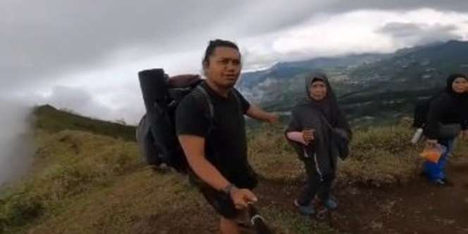 Goks, Pemuda Ini Ajak Emaknya Naik Gunung: Ini Riyanni Djangkaru!