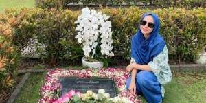 Outfit Manis BCL Ziarah ke Makam Ashraf Sinclair di Hari Anniversary