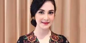 Potret Cantik Arumi Bachsin Saat di Rumah, Hingga Dampingi Suami Bertugas