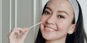 Tips Merawat dan Merias Wajah Berjerawat Ala Artis Blasteran Karina Nadila