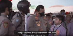 Bocah Rayu Polwan Cantik, Gombalannya Bikin Tepok Jidat