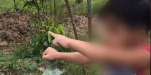Merinding, Bocah Ini Ngaku Lihat Sang Kakek Saat Diajak Ziarah Makam