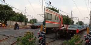 Video Menegangkan! Pengendara Motor Terobos Perlintasan, Terjebak di Antara Kereta Api yang Melintas dari Dua Arah