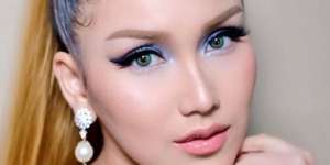 Rambut Pirang dan Pakai Eyeshadow Biru, Tampilan Ayu Ting Ting Bertema Barbie