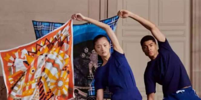 Yoga Penuh Gaya Pakai Scarf Hermes, Mau?