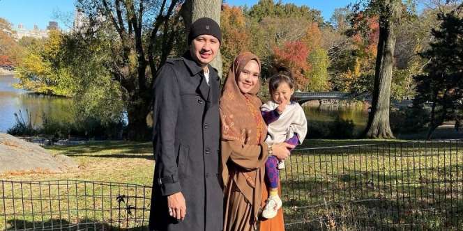 Potret Kartika Putri Ajak Si Kecil Plesir ke New York, Terpaku Naik Becak