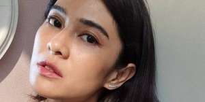 Makeup Sendiri, Dian Sastro Pilih Lipstik ala 50-an