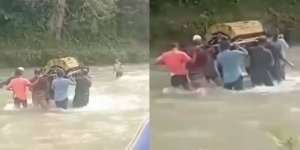 Viral Video Warga Gotong Keranda Terjang Sungai Berarus Deras
