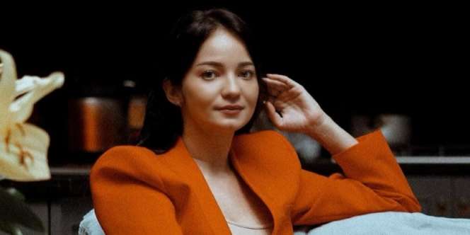 Enzy Storia Tampil Feminin dalam Balutan Dress Sapto Djojokartiko, Anggun Banget