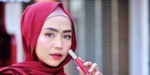 Hobi Pakai Lipstik Matte, Bikin Bibir Lebih Mudah Kering