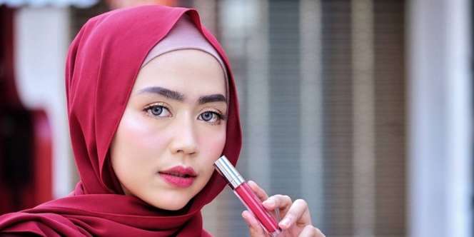 Hobi Pakai Lipstik Matte, Bikin Bibir Lebih Mudah Kering