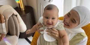 Penampakan Stroller 'Sultan' Putra Zaskia Sungkar, Bikinan Italia!