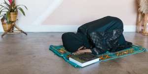 Tata Cara Sholat Tahajud, Perbedaannya dengan Sholat Malam, dan Sah-Tidaknya Dilakukan Sebelum Tidur