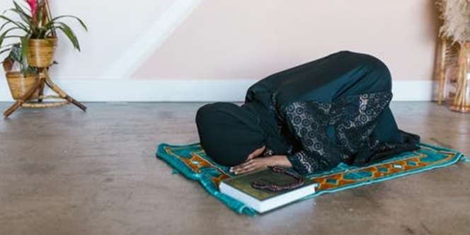 Tata Cara Sholat Tahajud, Perbedaannya dengan Sholat Malam, dan Sah-Tidaknya Dilakukan Sebelum Tidur