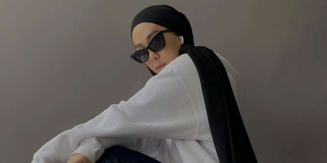 Hindari Hal ini Saat Memilih Outfit Musim Hujan