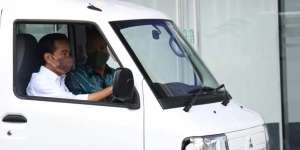 Jokowi Jajal Mobil Listrik Minicab MiEV: Wusss, Meluncur dengan Suara Hening