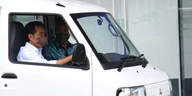 Jokowi Jajal Mobil Listrik Minicab MiEV: Wusss, Meluncur dengan Suara Hening