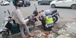 Haru, Polisi Ini Berbagi Bensin ke Pengendara Motor Kehabisan BBM