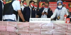 Penampakan Uang Rp217 Miliar dari Hasil Pinjol Ilegal