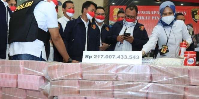 Penampakan Uang Rp217 Miliar dari Hasil Pinjol Ilegal