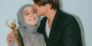 Dress Lesti Kejora Kala Menang AMI Awards 2021, Simpel dan Menawan
