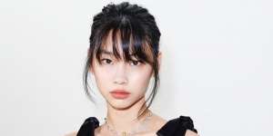 Gaya Elegan nan Nyentrik Jung Ho Yeon 'Squid Game', Padukan Dress dengan Sepatu Boots