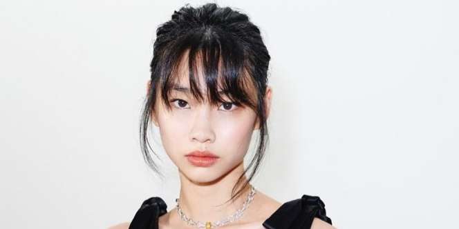 Gaya Elegan nan Nyentrik Jung Ho Yeon 'Squid Game', Padukan Dress dengan Sepatu Boots