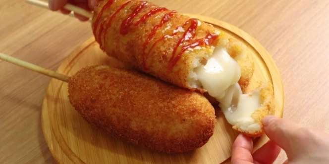 Manjakan Lidah dengan Corn Dog Penuh Lelehan Mozarella
