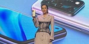 Chelsea Islan Dibuat Jatuh Hati dengan Ponsel Warna Ini