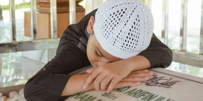 Momen Haru Putra Mendiang KH Arifin Ilham Saat Ulang Tahun