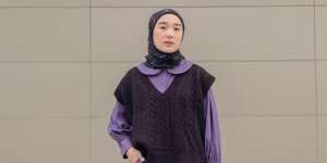 Inspirasi Paduan Outfit Warna Ungu dan Hitam