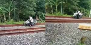 Video Detik-Detik Seorang Pria Nekat Dorong Motor di Atas Rel, Nyaris Tersambar Kereta