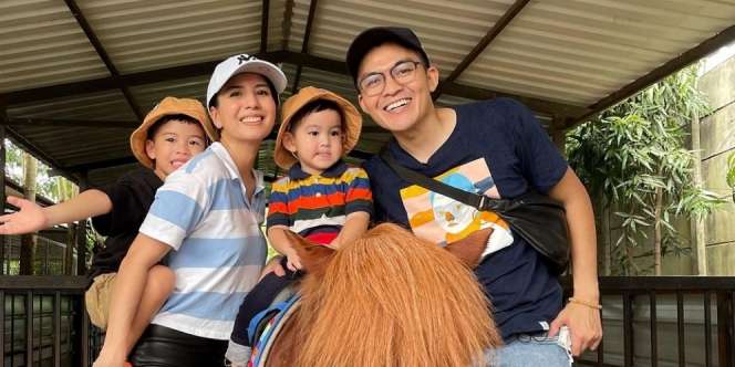 Tya Ariesta Nyaris Jadi Korban Kecelakaan, Ban Mobil Pecah Tertusuk Besi yang Terpental