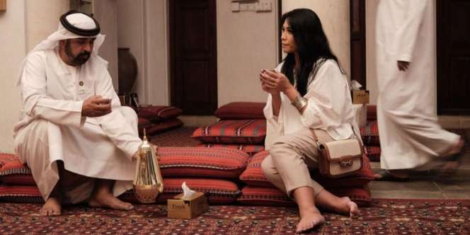 Ngopi di UEA, Anggun Pakai Sandal Rp9 Juta