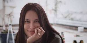 Pose Sophia Latjuba ala Victoria's Secret Angel Bikin Minder Perempuan Muda