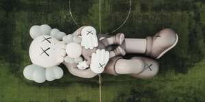Ada Pemandangan Unik, Patung Raksasa KAWS:HOLIDAY Bikin Marina Bay Makin Cantik 