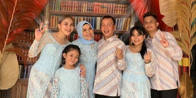 Lulus Kuliah, Adik Ayu Ting Ting Diarak Keliling Depok Diiringi Tanjidor