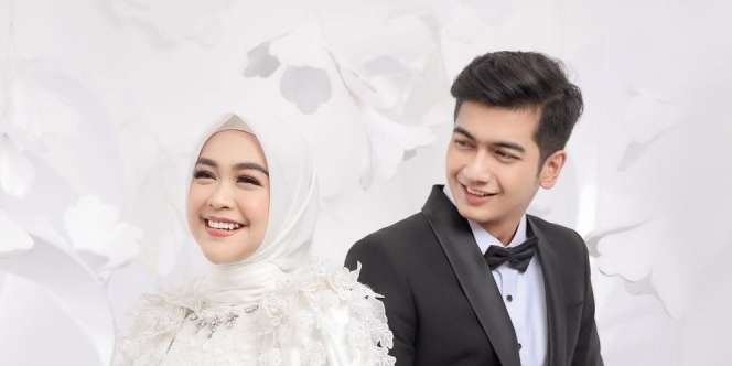 Ria Ricis dan Suami Mesra di Tengah Sawah, Kacamatanya Bikin Salfok