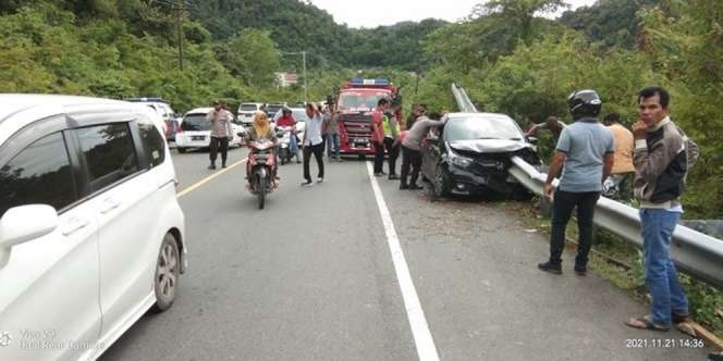 Ngeri! Mobil Tabrak Besi Pembatas Sampai Tembus Belakang, Satu Penumpang Tewas