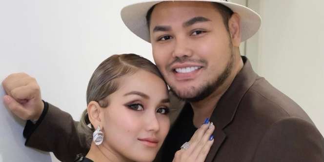 Giliran Ayu Ting Ting Pamer Foto Mesra dengan Ivan Gunawan, Tapi Malah Dicibir