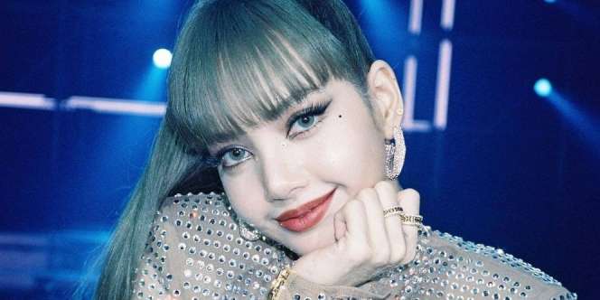Gaya Edgy Lisa 'Blackpink' Tumpuk Perhiasan Ratusan Juta