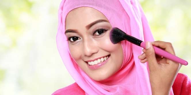 Trik Samarkan Lingkaran Hitam dengan Lipstik