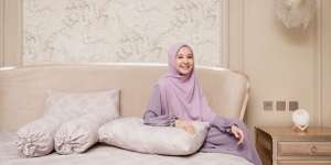 Tampilan Modis Laudya Cynthia Bella Pakai Gamis Kotak-Kotak