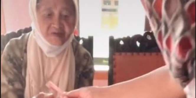 Si Nenek Datang Dikira Mau Ngemis Ternyata Tawarkan Barang yang Digendong, Pemilik Rumah Sampai Nangis