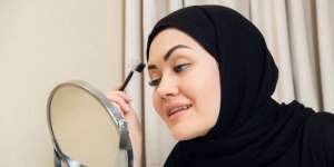 Tutorial Memakai Brow Pomade Lebih Rapi untuk Tampilan Bold