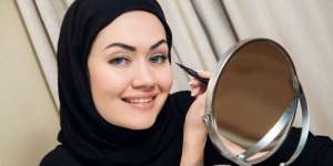 3 Langkah Aplikasikan Eyeliner Agar Lebih Rapi