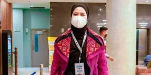 Berhijab, Kahiyang Promosikan Ulos Berdesain Modern