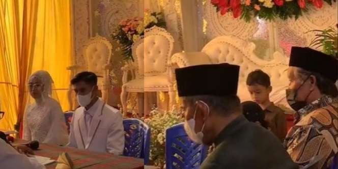Tenda Pernikahan Tertutup Kain Oranye, Suasana Auto Golden Hour