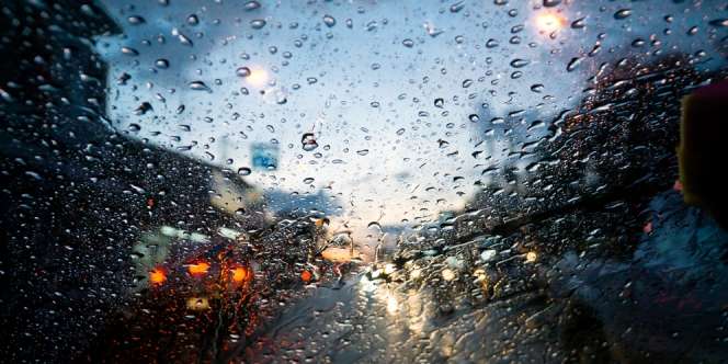 Cara Ampuh Mengatasi Kaca Mobil Berembun Saat Hujan