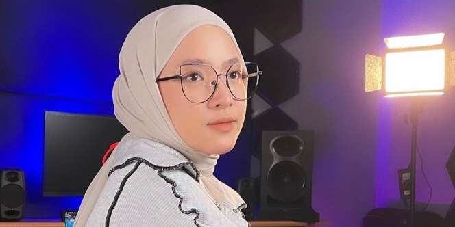 Nuansa 'Earth Tone Look' Nissa Sabyan, Pakai Sandal Rp9 juta